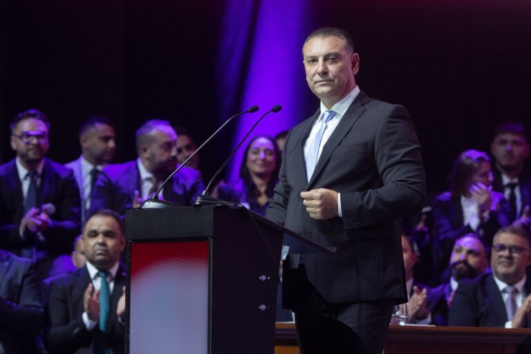 Presedintele Partidei Romilor Pro-Europa ,Nicolae Paun îi îndeamnă pe romi să voteze cu candidatul care le reprezintă cel mai bine interesele și valorile în care cred