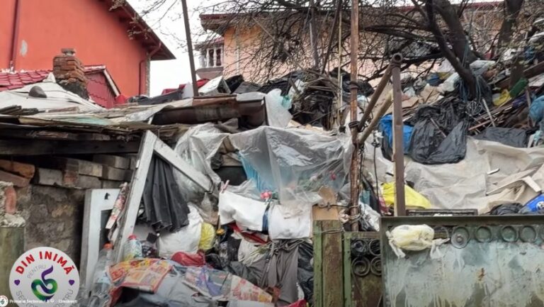 Angajatii primăriei sectorului 5 au igienizat o curte,  un adevărat focar de infectie
